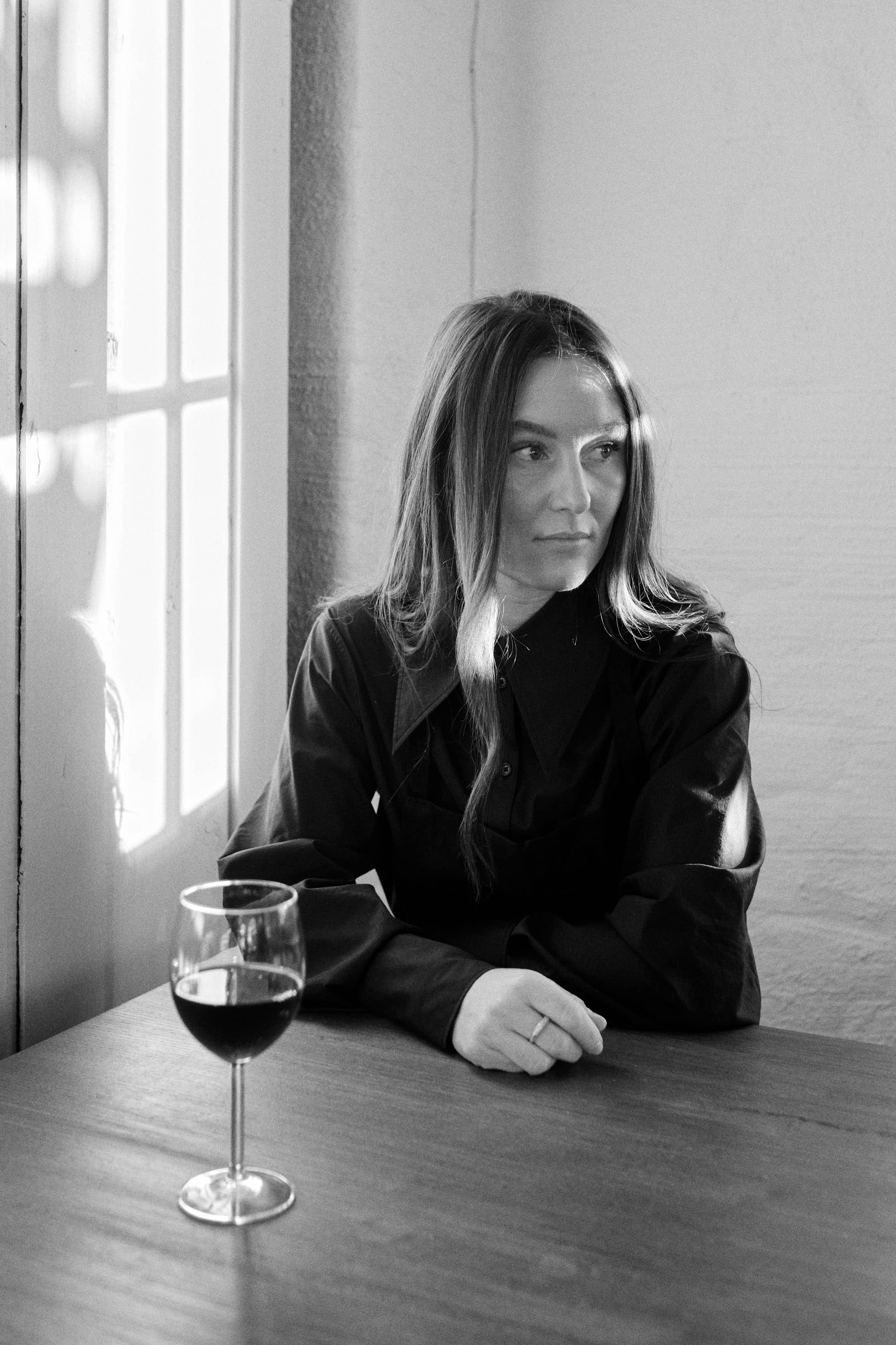 Evelina at Salt Studio Gävle, black and white portrait with wine glass and window light